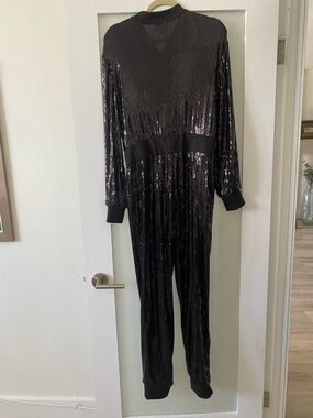 VENUS Black Sequin Jumpsuit - Warn Once
SIZE: SMALL